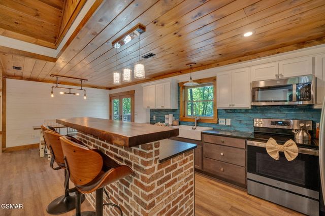 825 & 829 Willow Brook Way, Gatlinburg, TN 37738