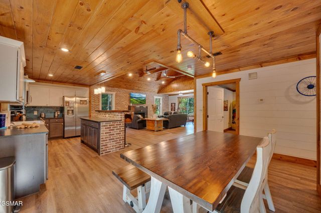 825 & 829 Willow Brook Way, Gatlinburg, TN 37738