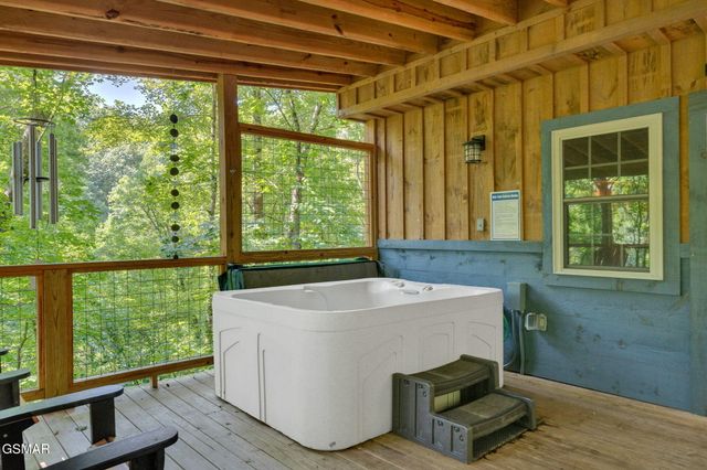 825 & 829 Willow Brook Way, Gatlinburg, TN 37738