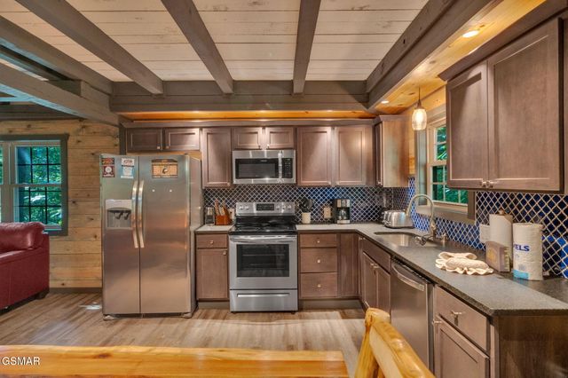 825 & 829 Willow Brook Way, Gatlinburg, TN 37738