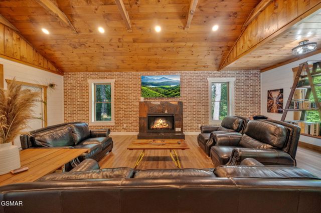 825 & 829 Willow Brook Way, Gatlinburg, TN 37738