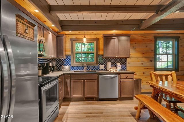 825 & 829 Willow Brook Way, Gatlinburg, TN 37738