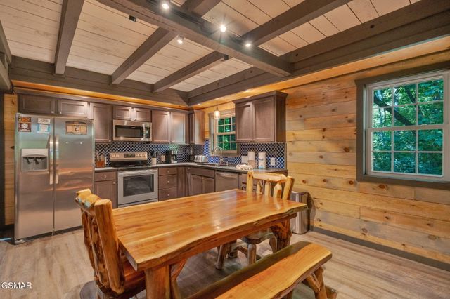 825 & 829 Willow Brook Way, Gatlinburg, TN 37738