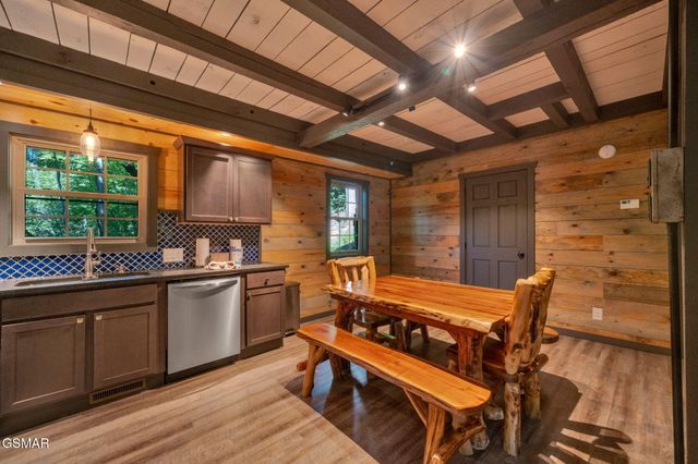 825 & 829 Willow Brook Way, Gatlinburg, TN 37738