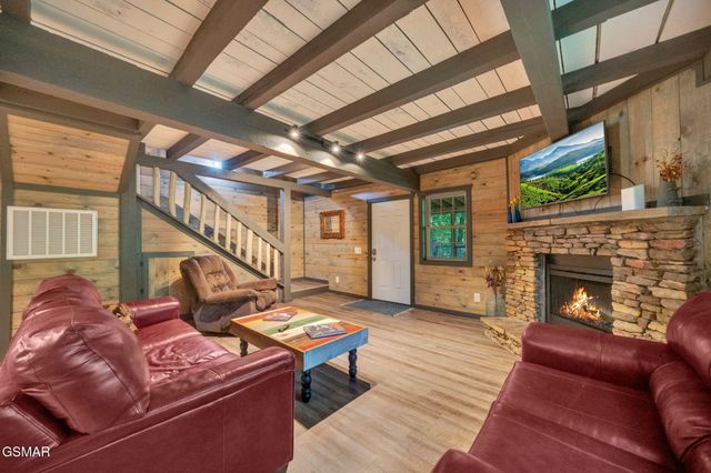 825 & 829 Willow Brook Way, Gatlinburg, TN 37738