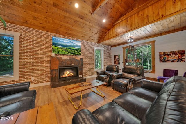 825 & 829 Willow Brook Way, Gatlinburg, TN 37738