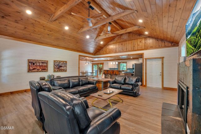 825 & 829 Willow Brook Way, Gatlinburg, TN 37738