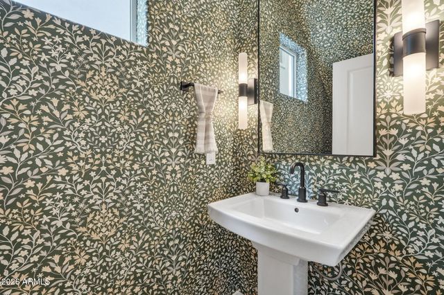 117 W WILLO Court, Phoenix, AZ 85003