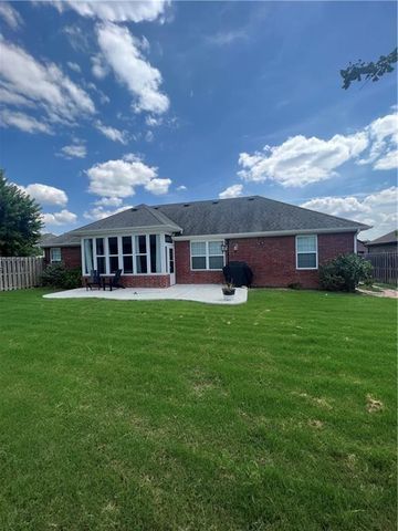 2002 SW Price Avenue, Lowell, AR 72745