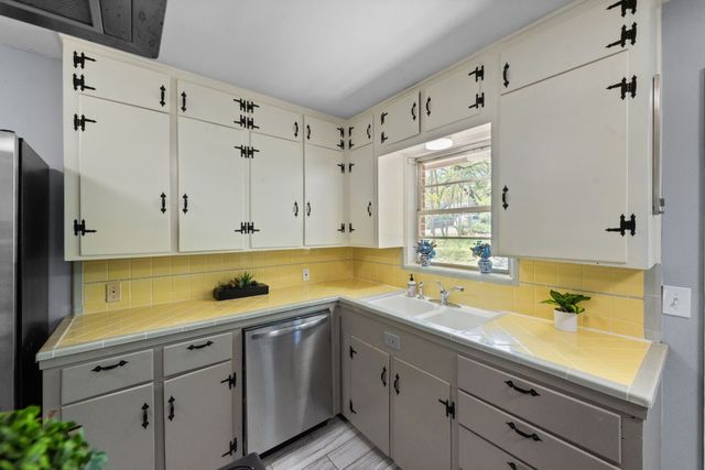 1330 S Pecan Street, Arlington, TX 76010