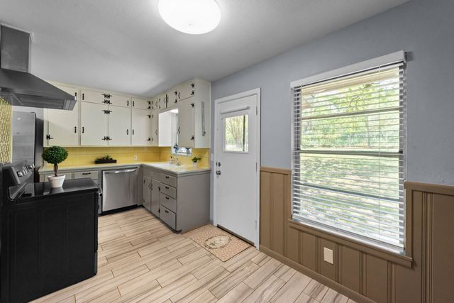 1330 S Pecan Street, Arlington, TX 76010
