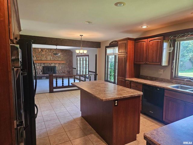 909 S SPRING Street, Geneseo, IL 61254