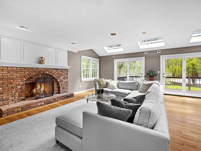 9 Catie Dr, Westborough, MA 01581