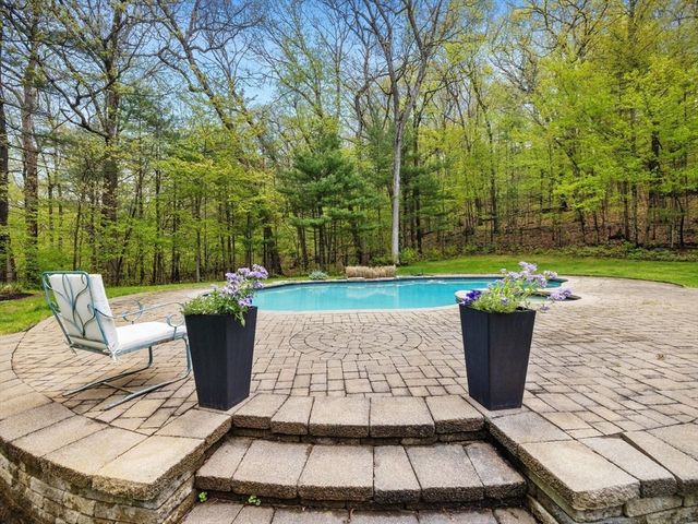9 Catie Dr, Westborough, MA 01581