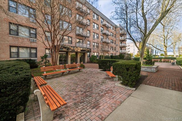 3 Birchwood Court 2J, Mineola, NY 11501