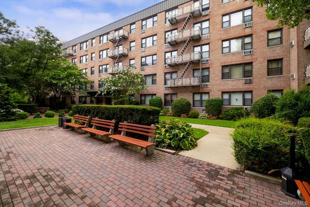 3 Birchwood Court 2J, Mineola, NY 11501