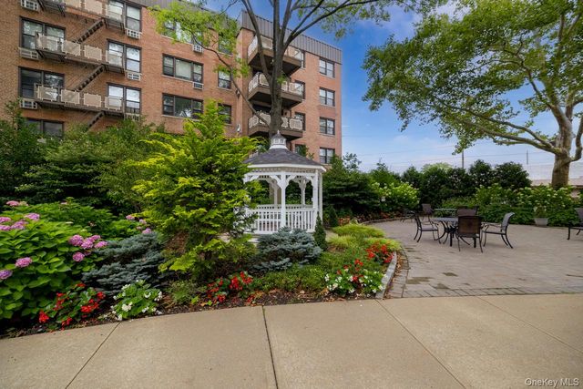 3 Birchwood Court 2J, Mineola, NY 11501
