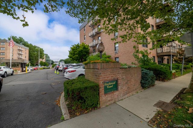 3 Birchwood Court 2J, Mineola, NY 11501
