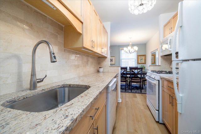 3 Birchwood Court 2J, Mineola, NY 11501