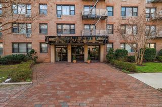 3 Birchwood Court 2J, Mineola, NY 11501