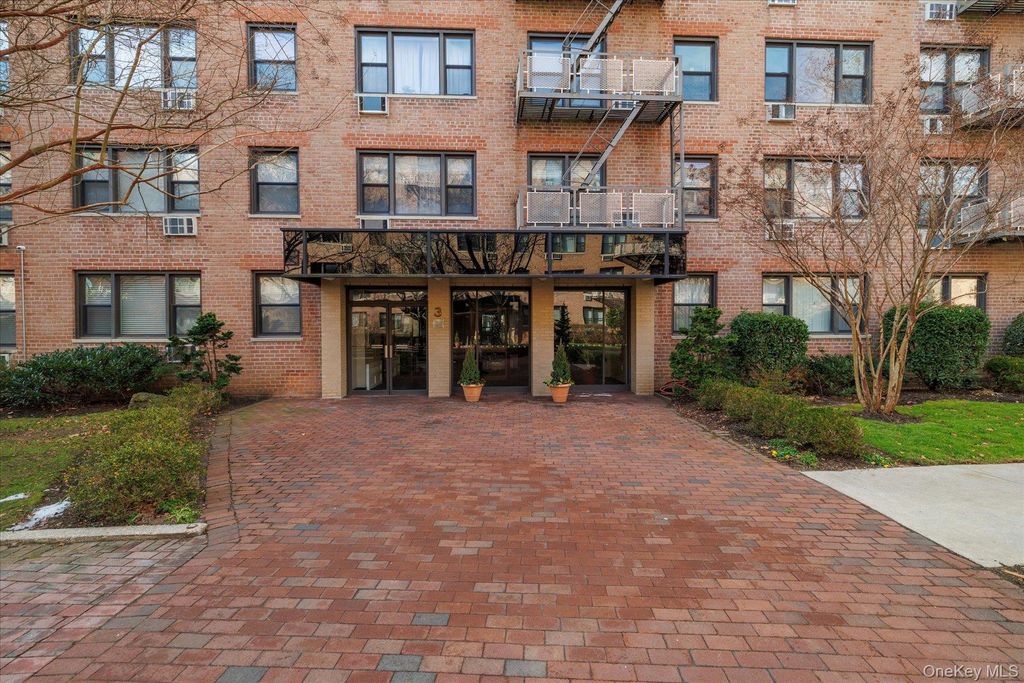 3 Birchwood Court 2J, Mineola, NY 11501