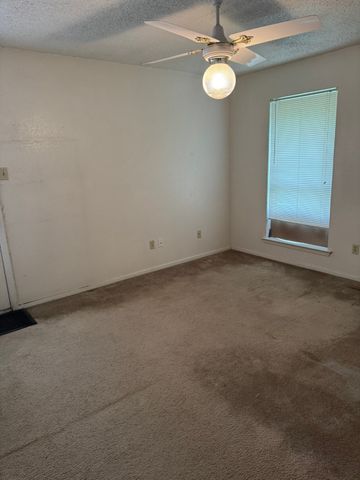 2101 Mistletoe Avenue, Fort Worth, TX 76110