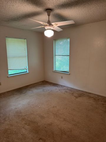 2101 Mistletoe Avenue, Fort Worth, TX 76110