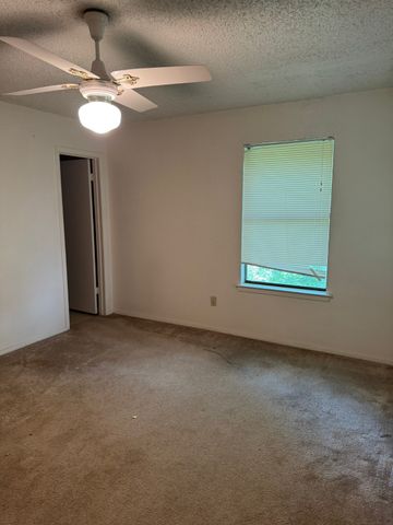 2101 Mistletoe Avenue, Fort Worth, TX 76110