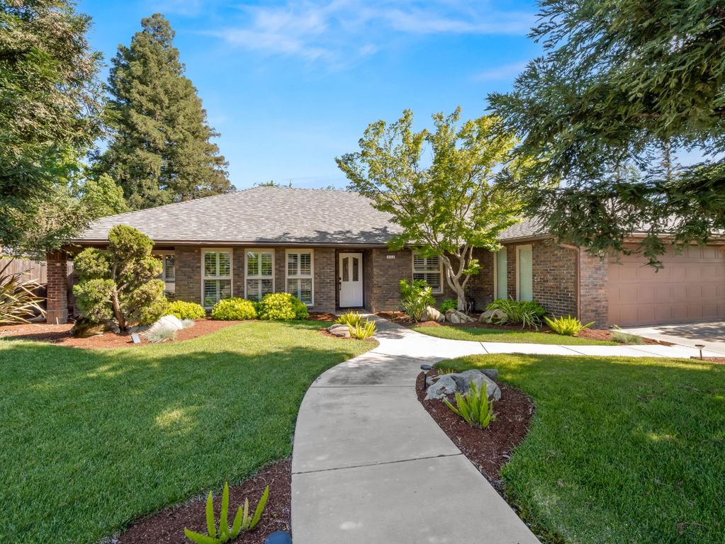 Image 2 of property listing at 8732 N Fuller Avenue, Fresno, CA 93720