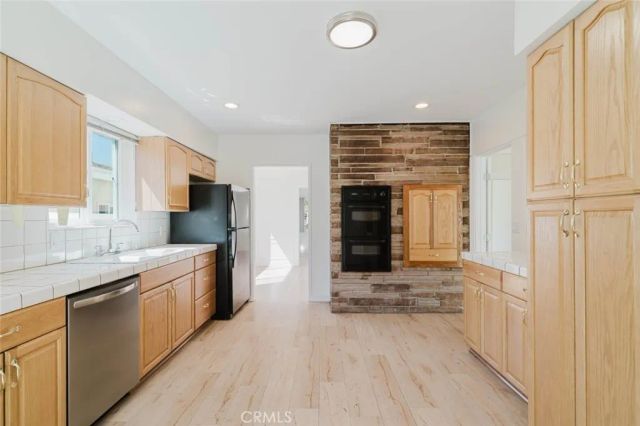 2007 W Kenneth Road, Glendale, CA 91201