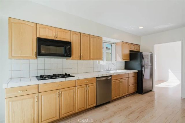 2007 W Kenneth Road, Glendale, CA 91201