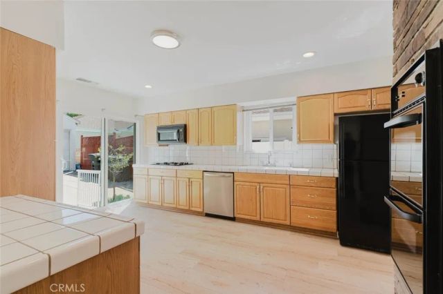 2007 W Kenneth Road, Glendale, CA 91201