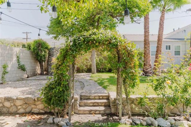 2007 W Kenneth Road, Glendale, CA 91201