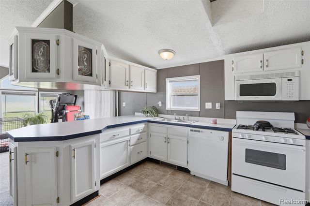29220 Tanglewood, Flat Rock, MI 48134