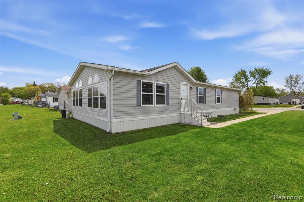 29220 Tanglewood, Flat Rock, MI 48134