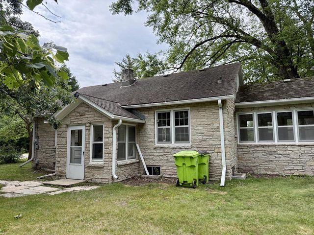 148 Wolf DRIVE, Dousman, WI 53118