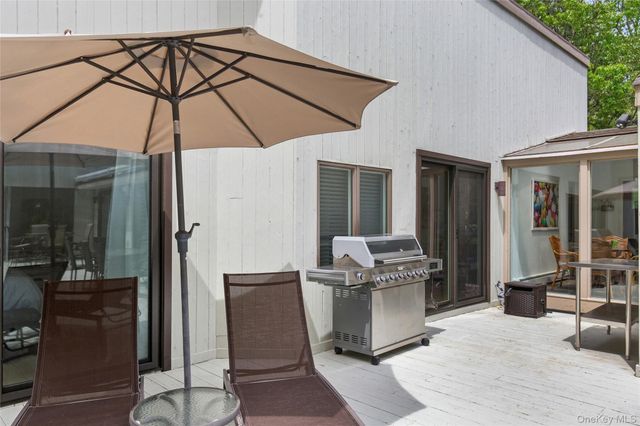 18 Quail Run, Hampton Bays, NY 11946