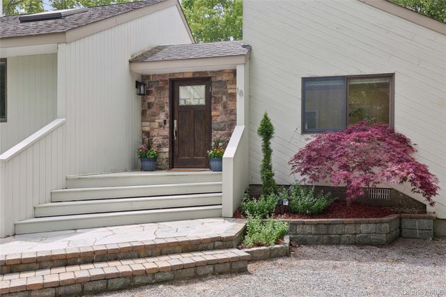 18 Quail Run, Hampton Bays, NY 11946