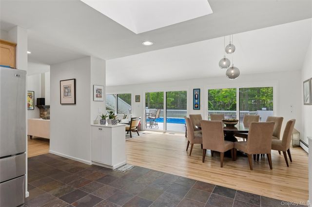 18 Quail Run, Hampton Bays, NY 11946