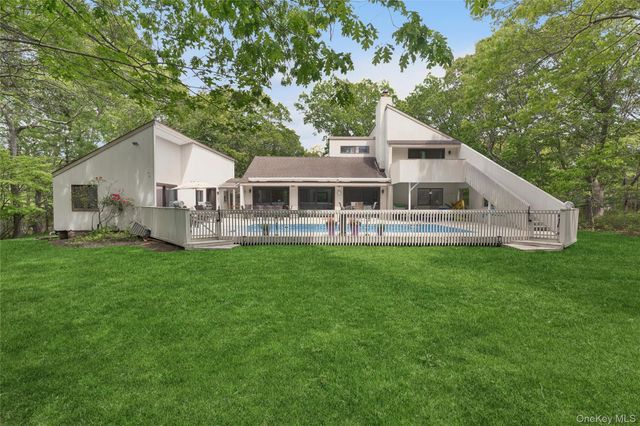 18 Quail Run, Hampton Bays, NY 11946