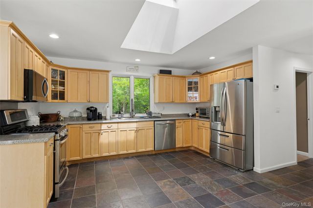 18 Quail Run, Hampton Bays, NY 11946