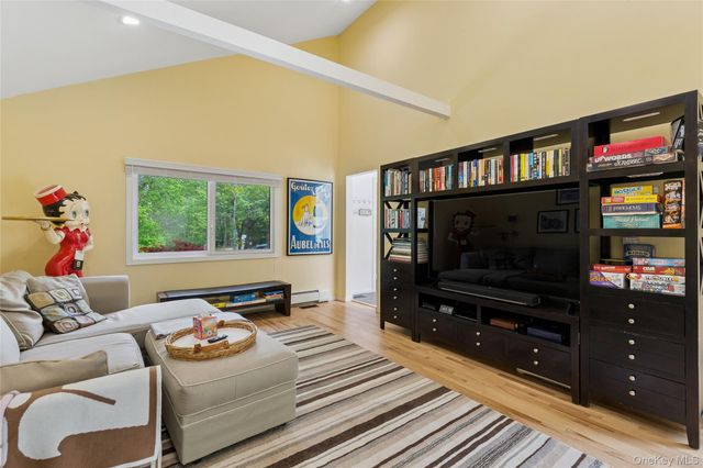 18 Quail Run, Hampton Bays, NY 11946