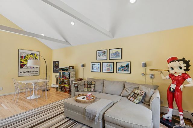 18 Quail Run, Hampton Bays, NY 11946