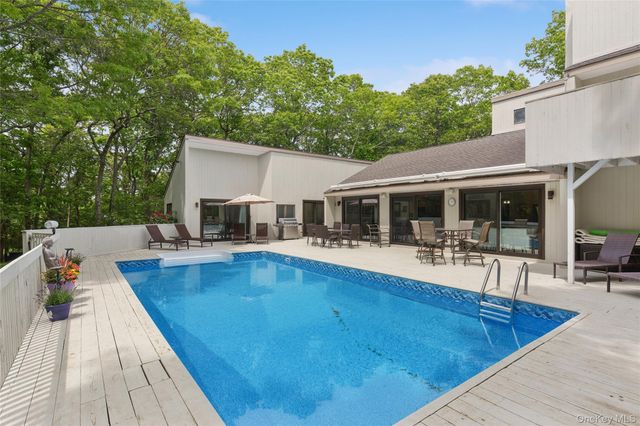 18 Quail Run, Hampton Bays, NY 11946