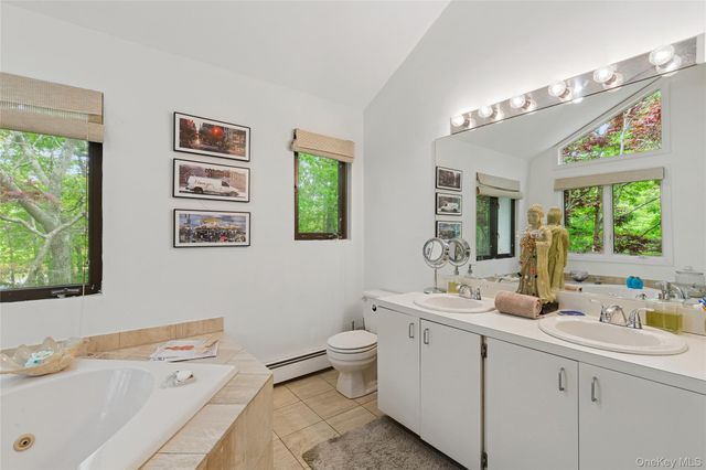 18 Quail Run, Hampton Bays, NY 11946
