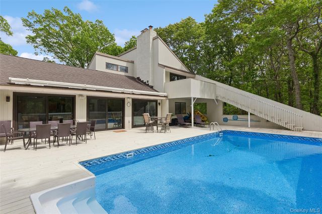 18 Quail Run, Hampton Bays, NY 11946