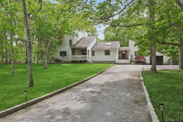 18 Quail Run, Hampton Bays, NY 11946