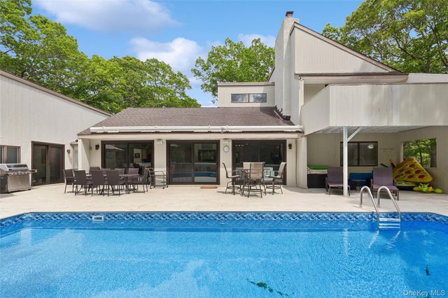 18 Quail Run, Hampton Bays, NY 11946
