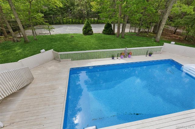 18 Quail Run, Hampton Bays, NY 11946