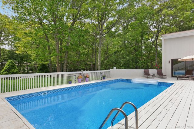 18 Quail Run, Hampton Bays, NY 11946